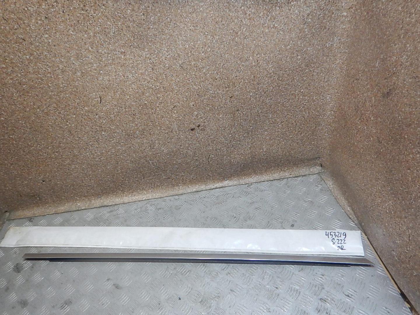 Накладка стекла переднего правого