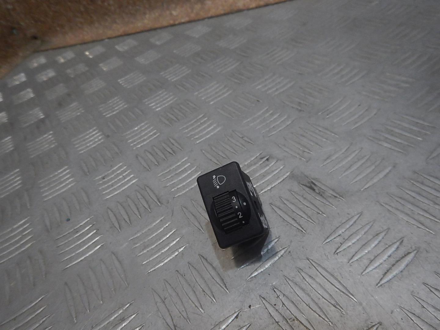 Кнопка корректора фар