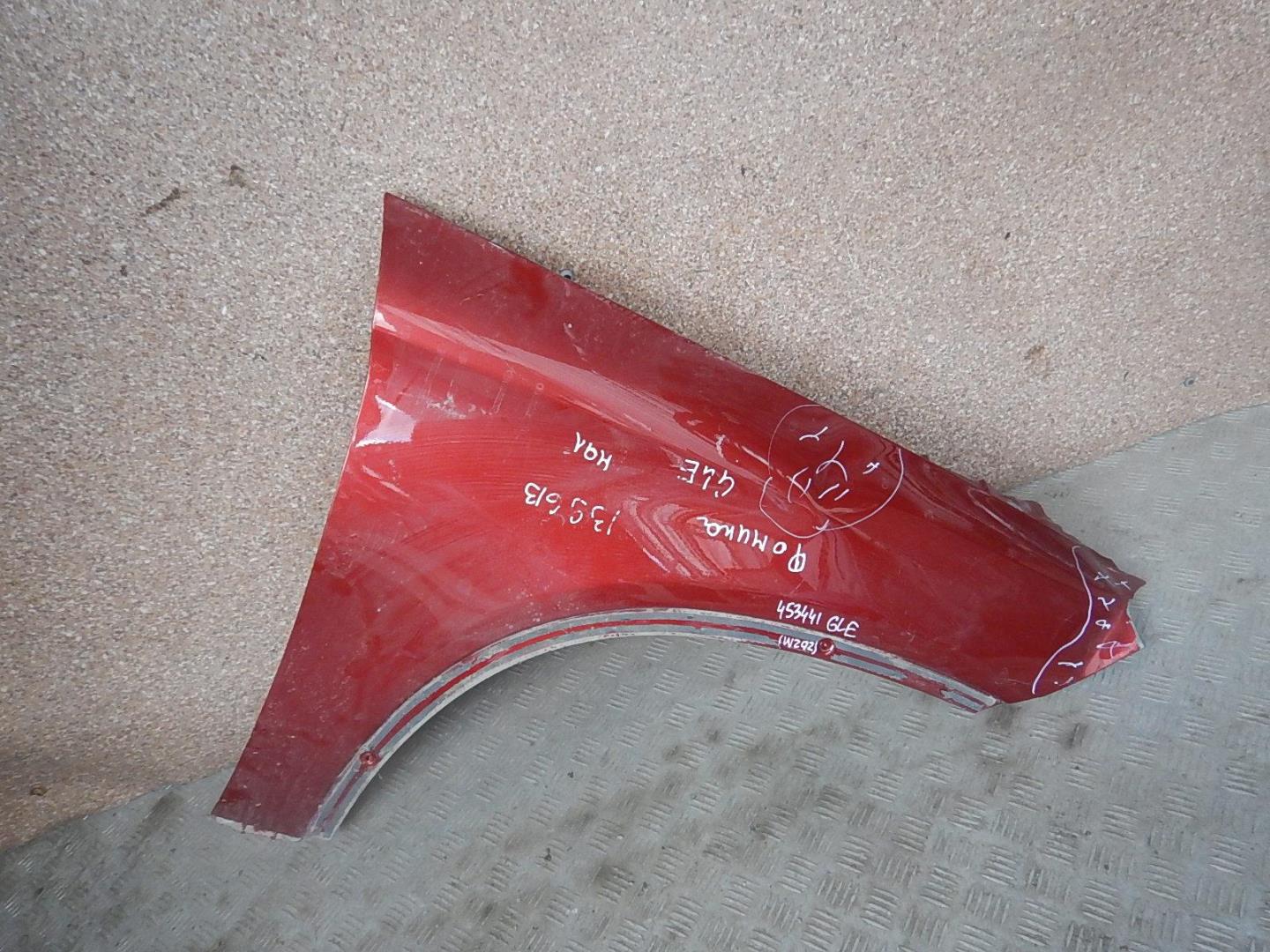 Крыло переднее правое