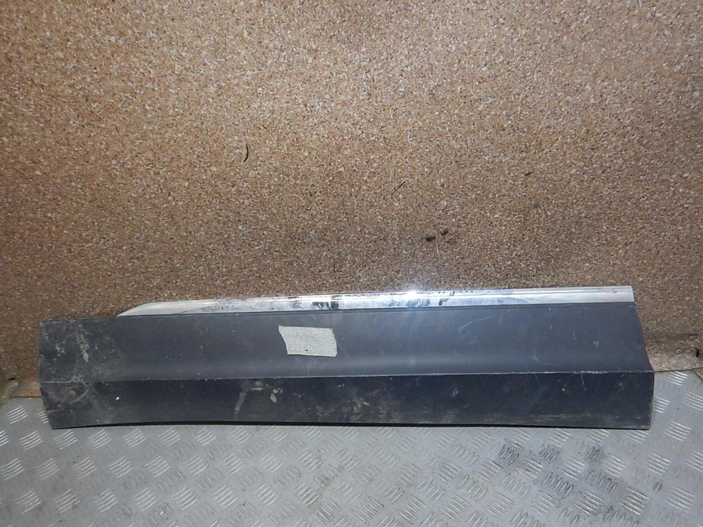 Молдинг передней левой двери