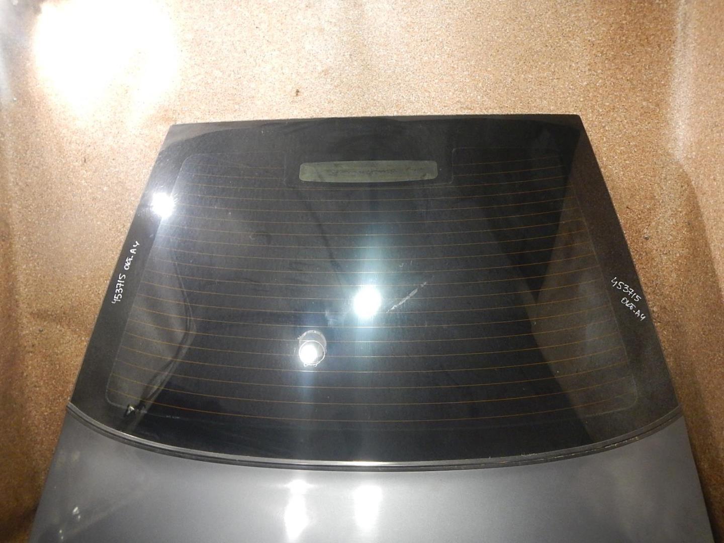 Стекло двери багажника