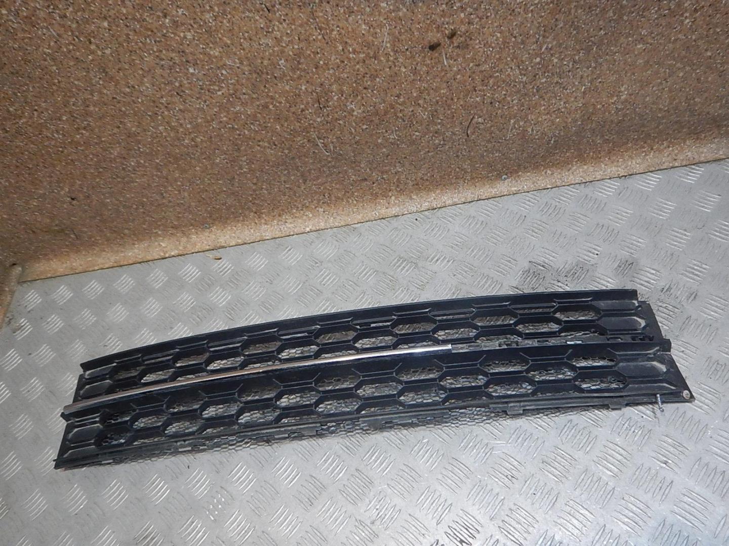 Решетка в бампер центральная