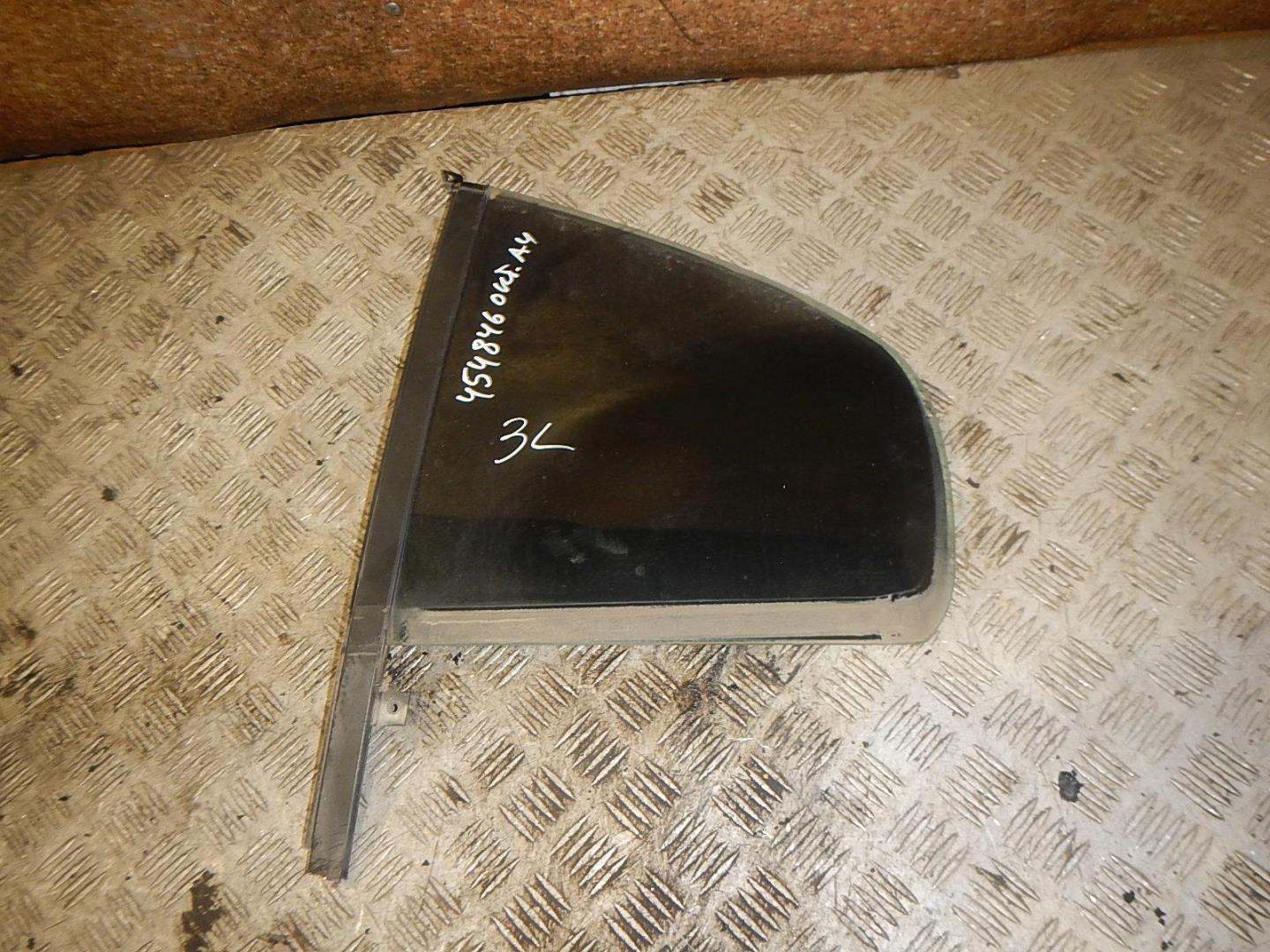 Стекло двери задней левой (форточка)