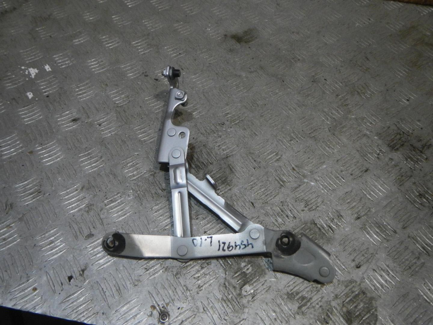 Петля крышки багажника