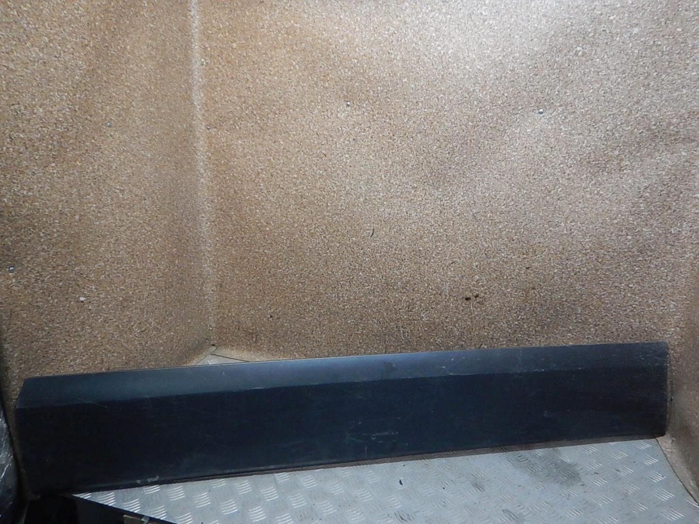 Молдинг задней правой двери