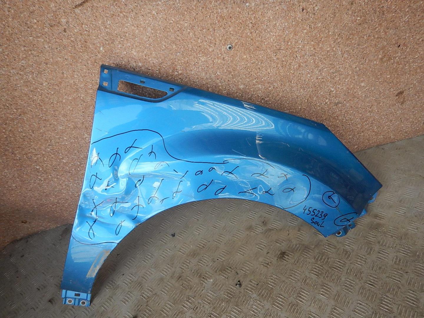 Крыло переднее правое