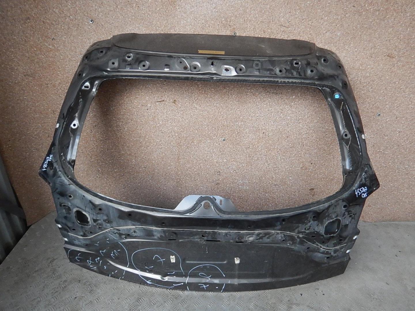 Дверь багажника