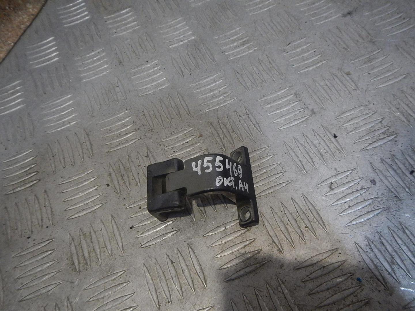 Петля двери багажника