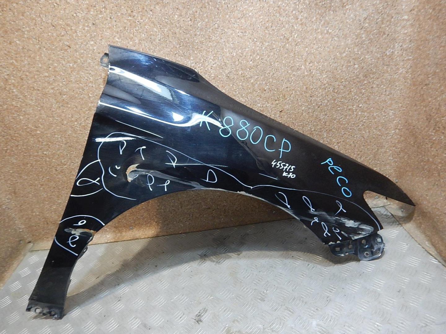 Крыло переднее правое