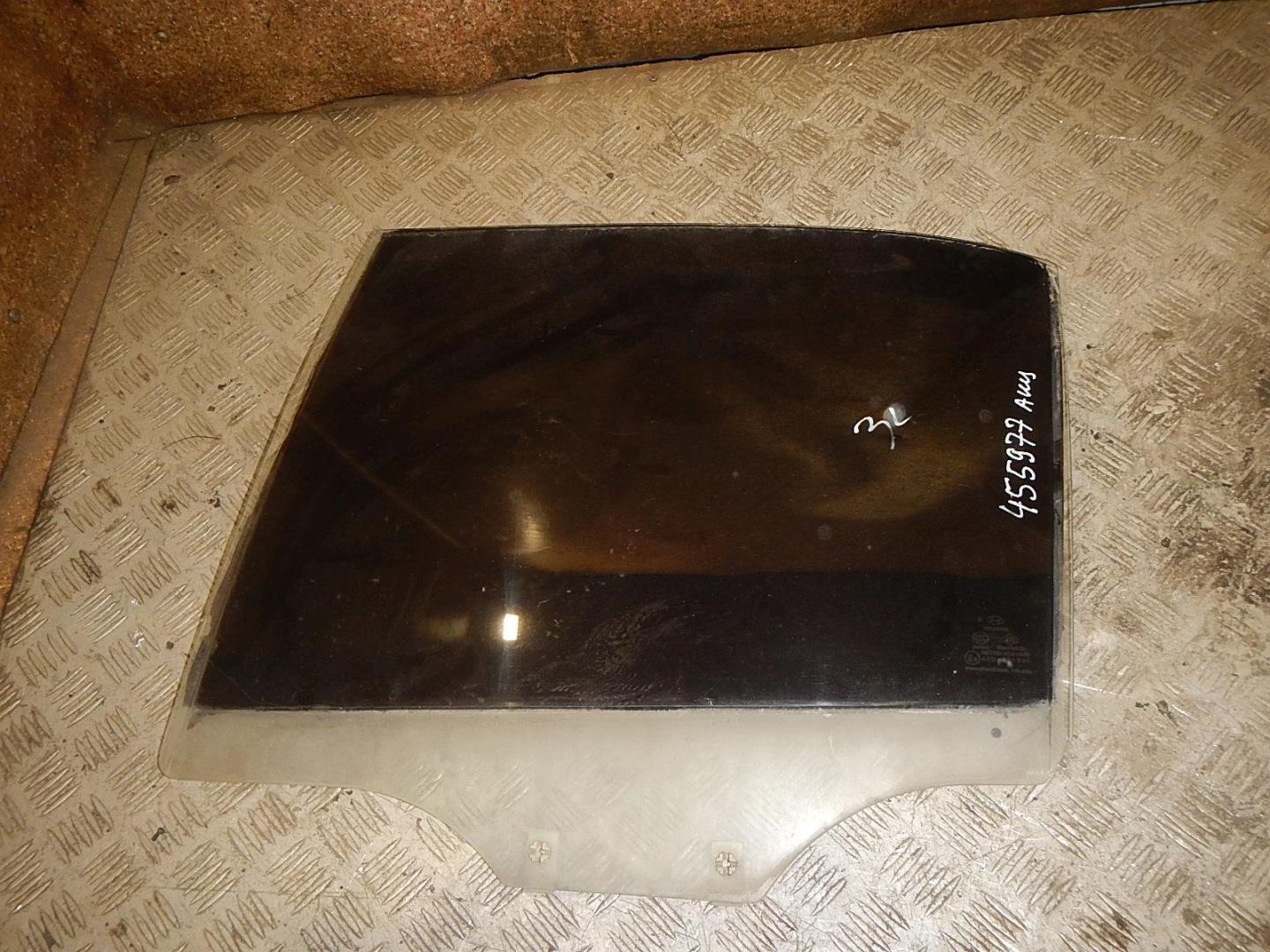 Стекло двери задней левой