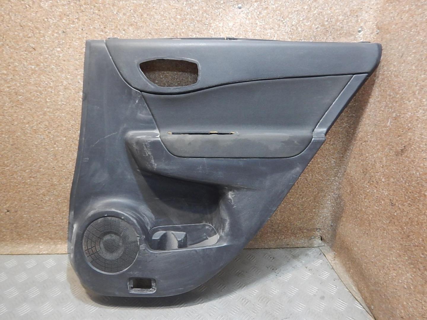 Обшивка двери задней правой