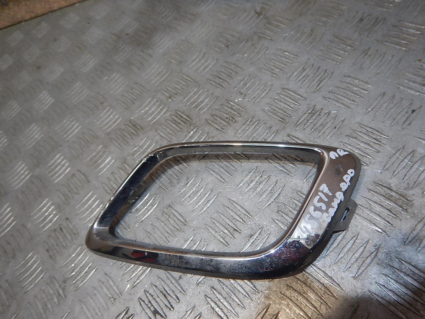 Рамка противотуманной фары правой