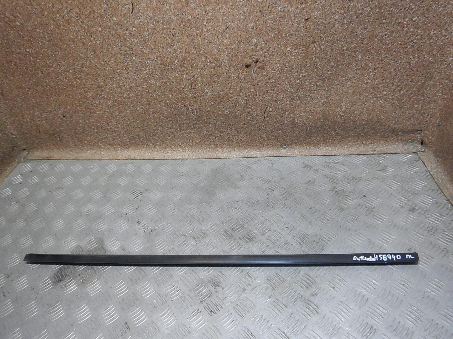 Накладка лобового стекла левая