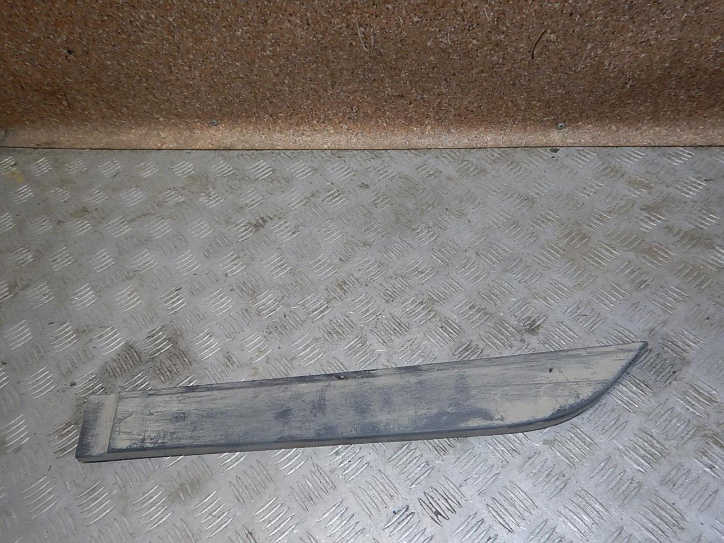 Молдинг задней левой двери