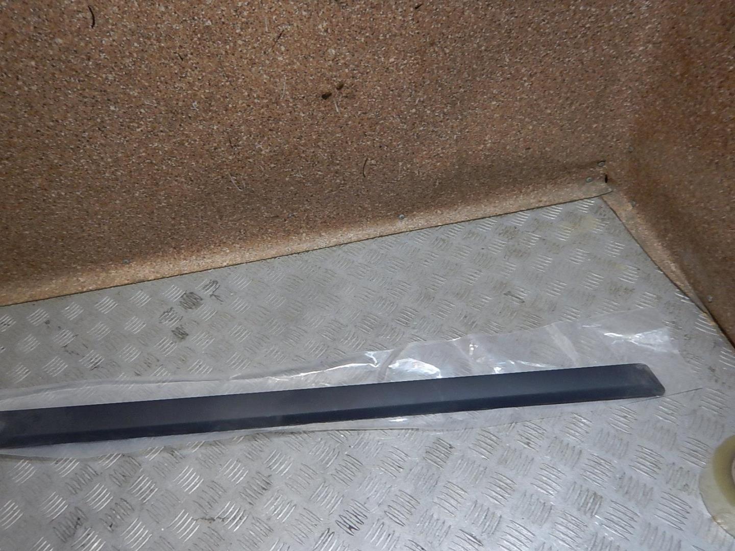 Молдинг передней левой двери