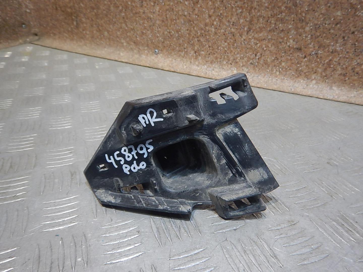 Кронштейн решетки радиатора