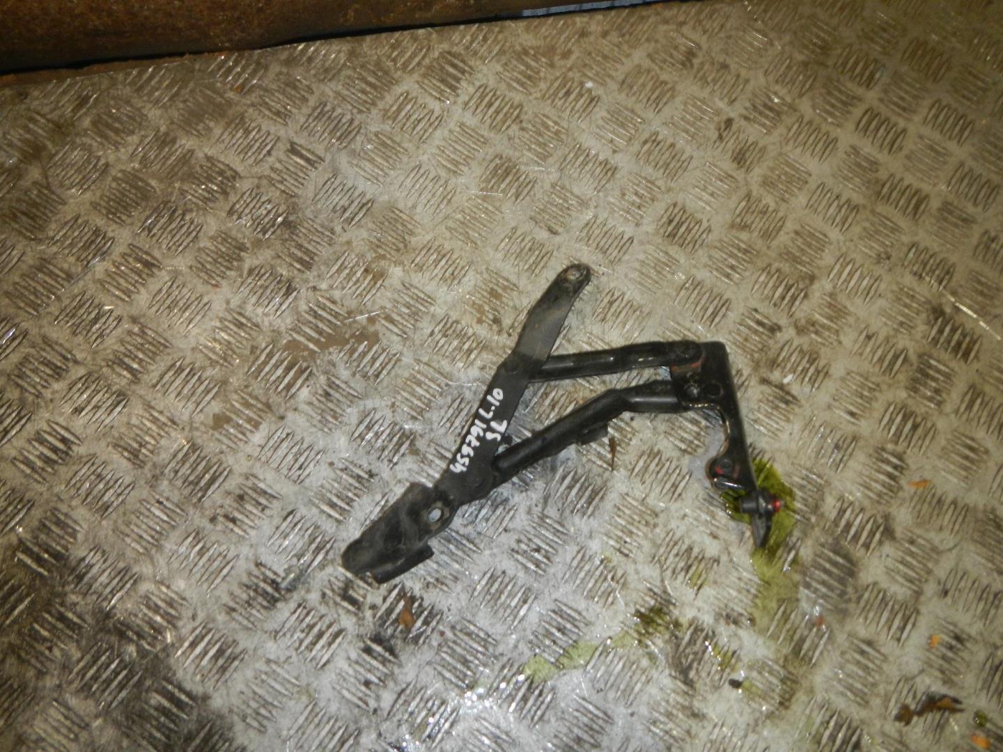 Петля крышки багажника