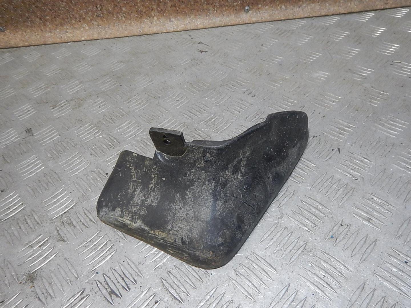 Брызговик передний правый