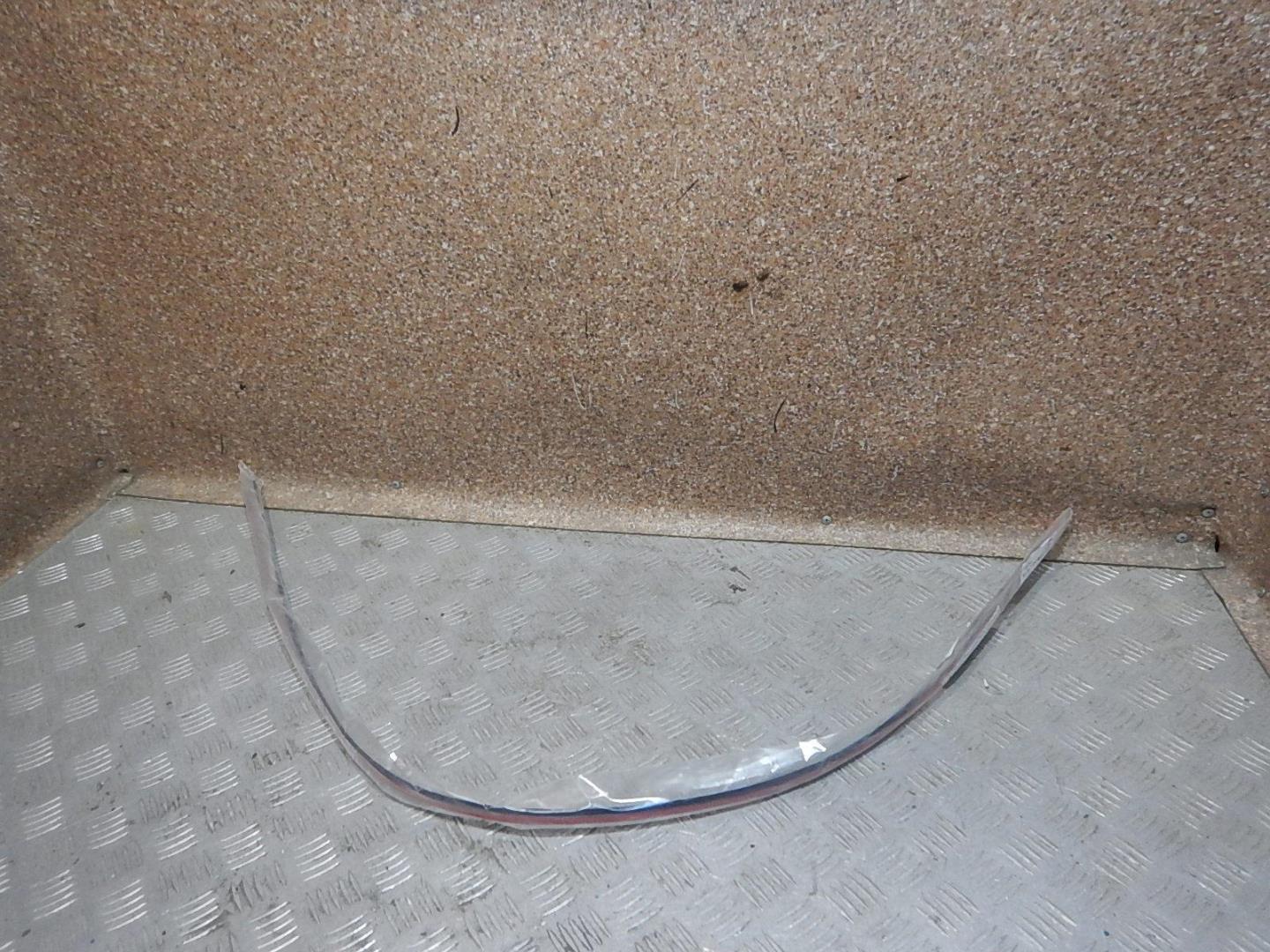 Молдинг лобового стекла