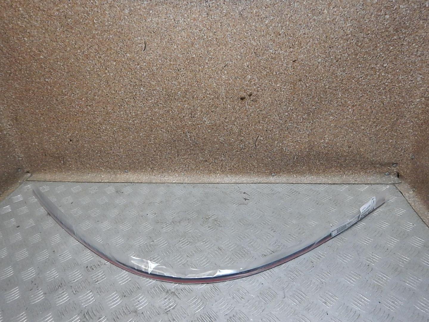 Молдинг лобового стекла