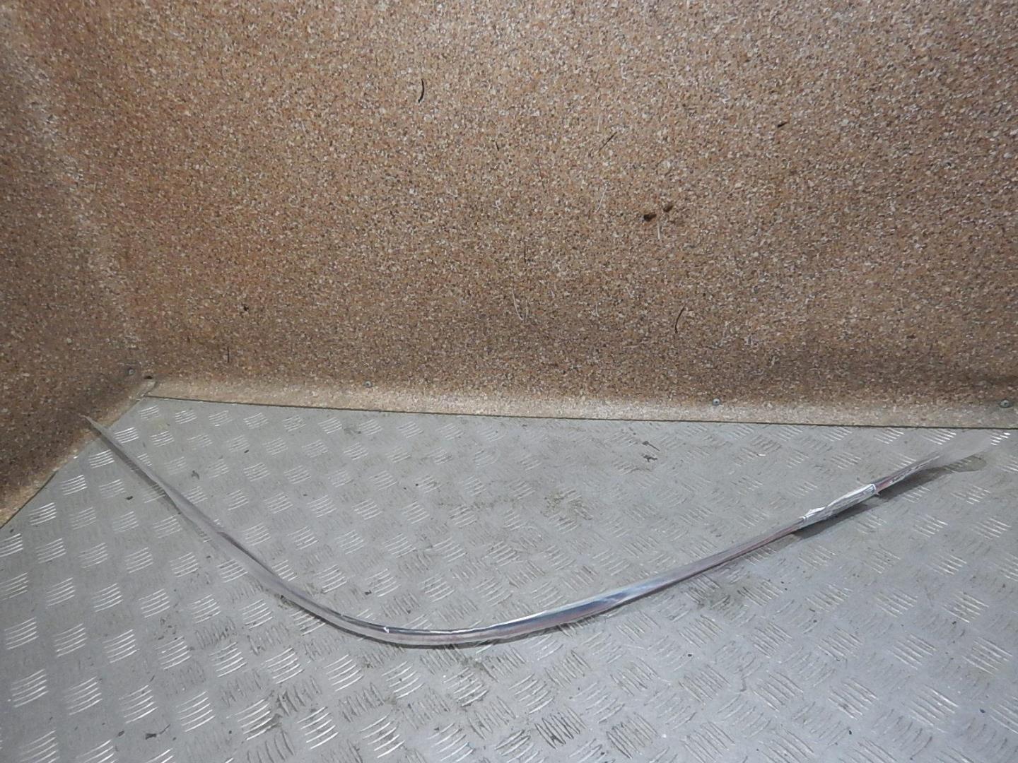 Молдинг лобового стекла