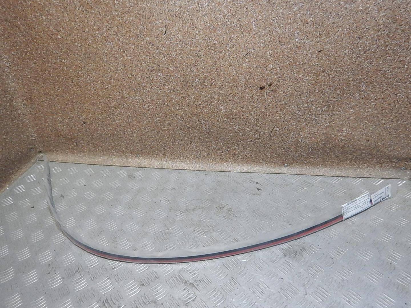 Молдинг лобового стекла