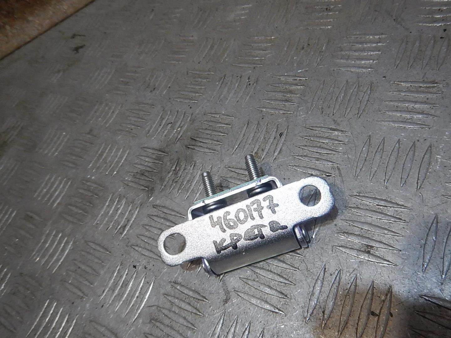 Петля двери багажника