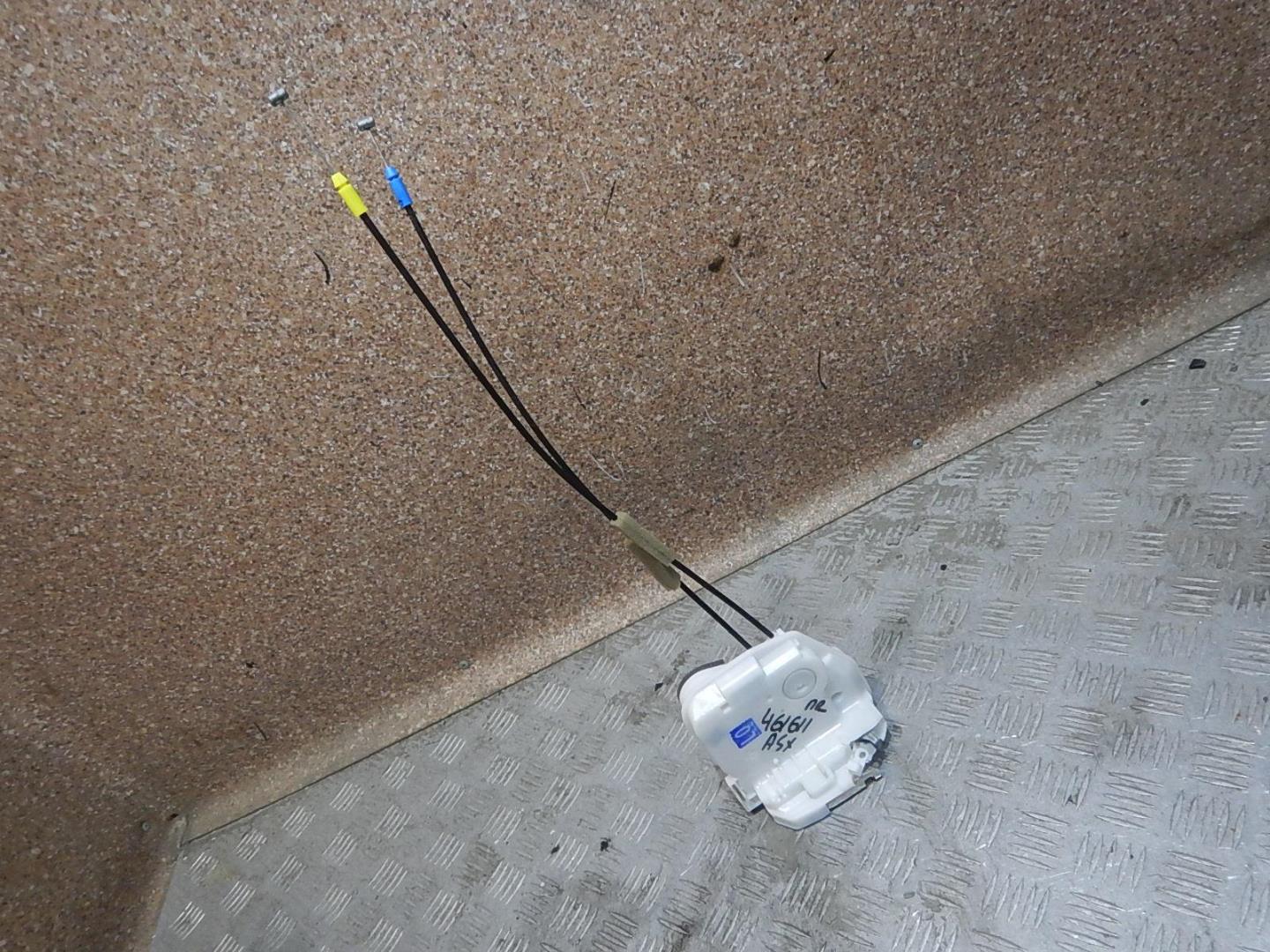 Замок двери передней правой