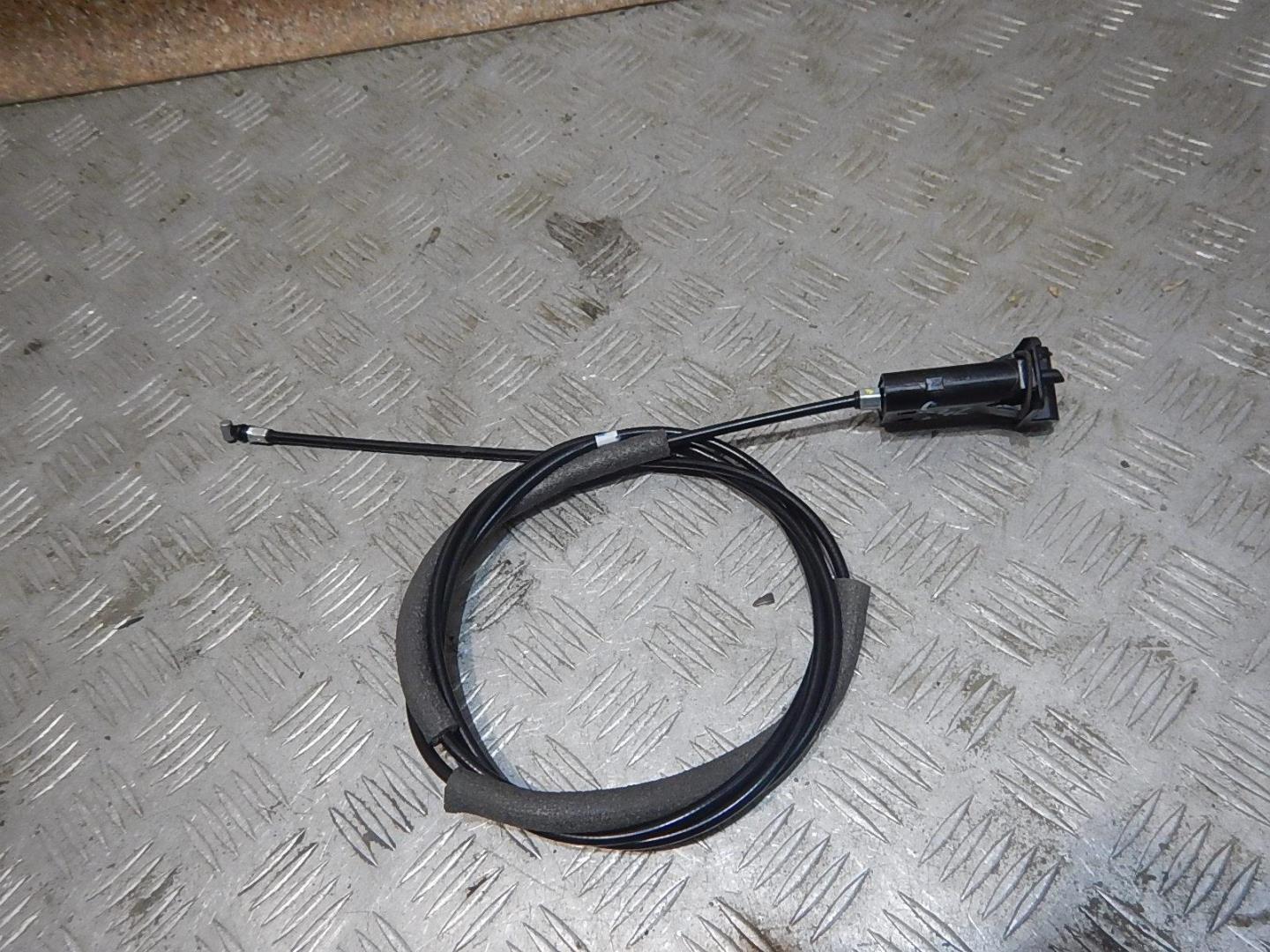 Трос лючка бензобака
