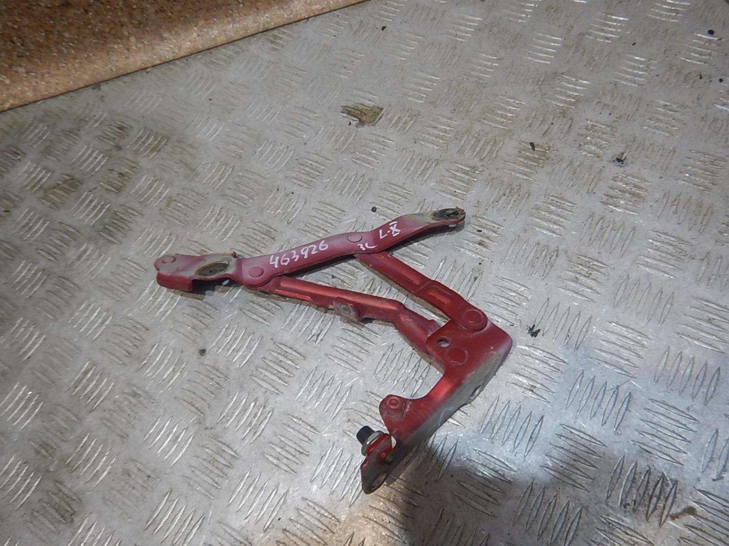 Петля крышки багажника