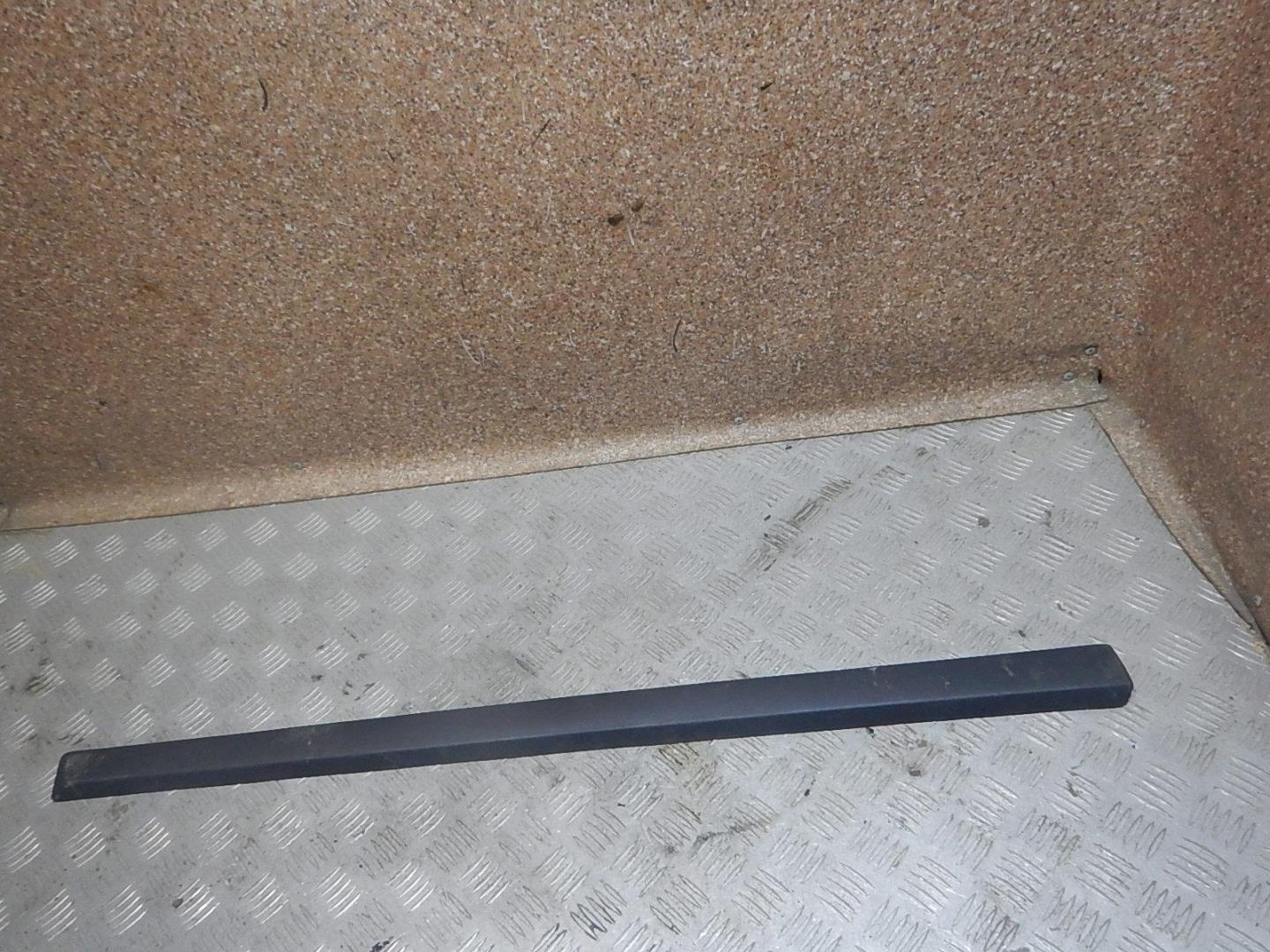 Молдинг передней левой двери