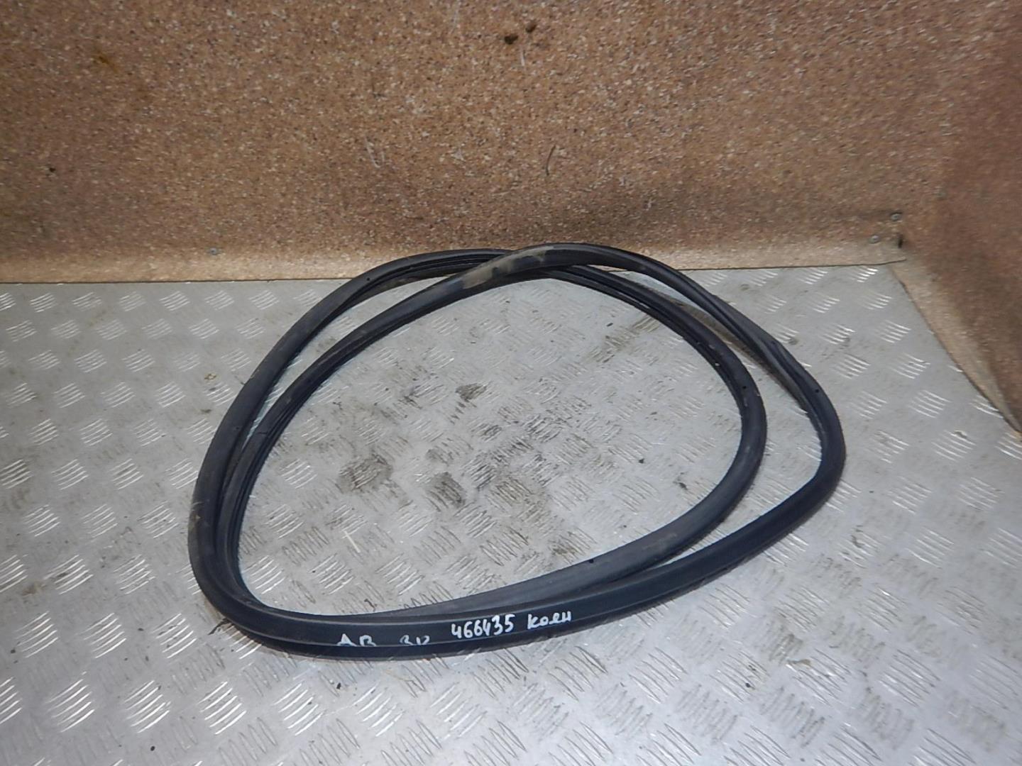 Уплотнитель задней правой двери