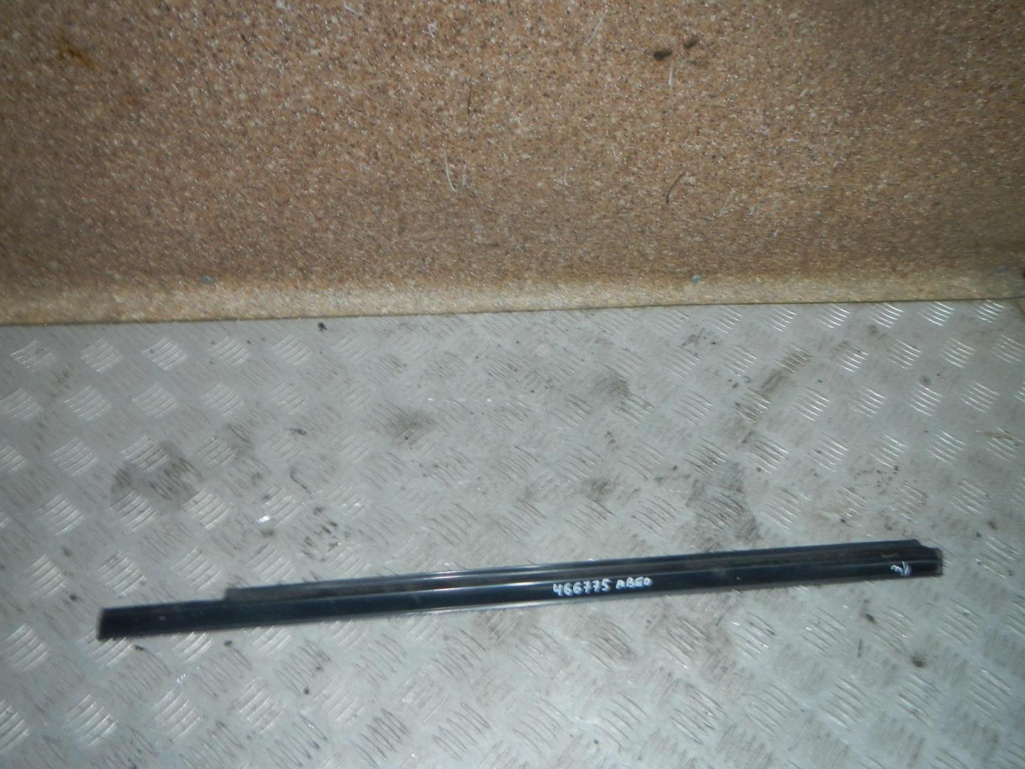 Накладка стекла заднего левого