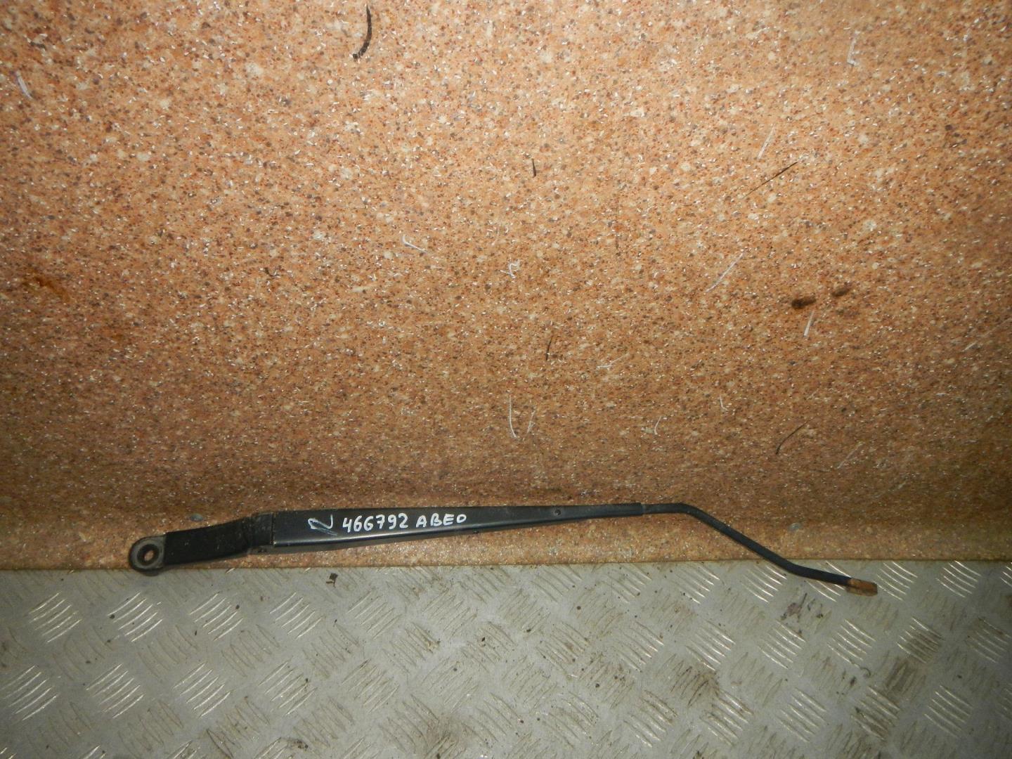 Поводок стеклоочистителя передний правый