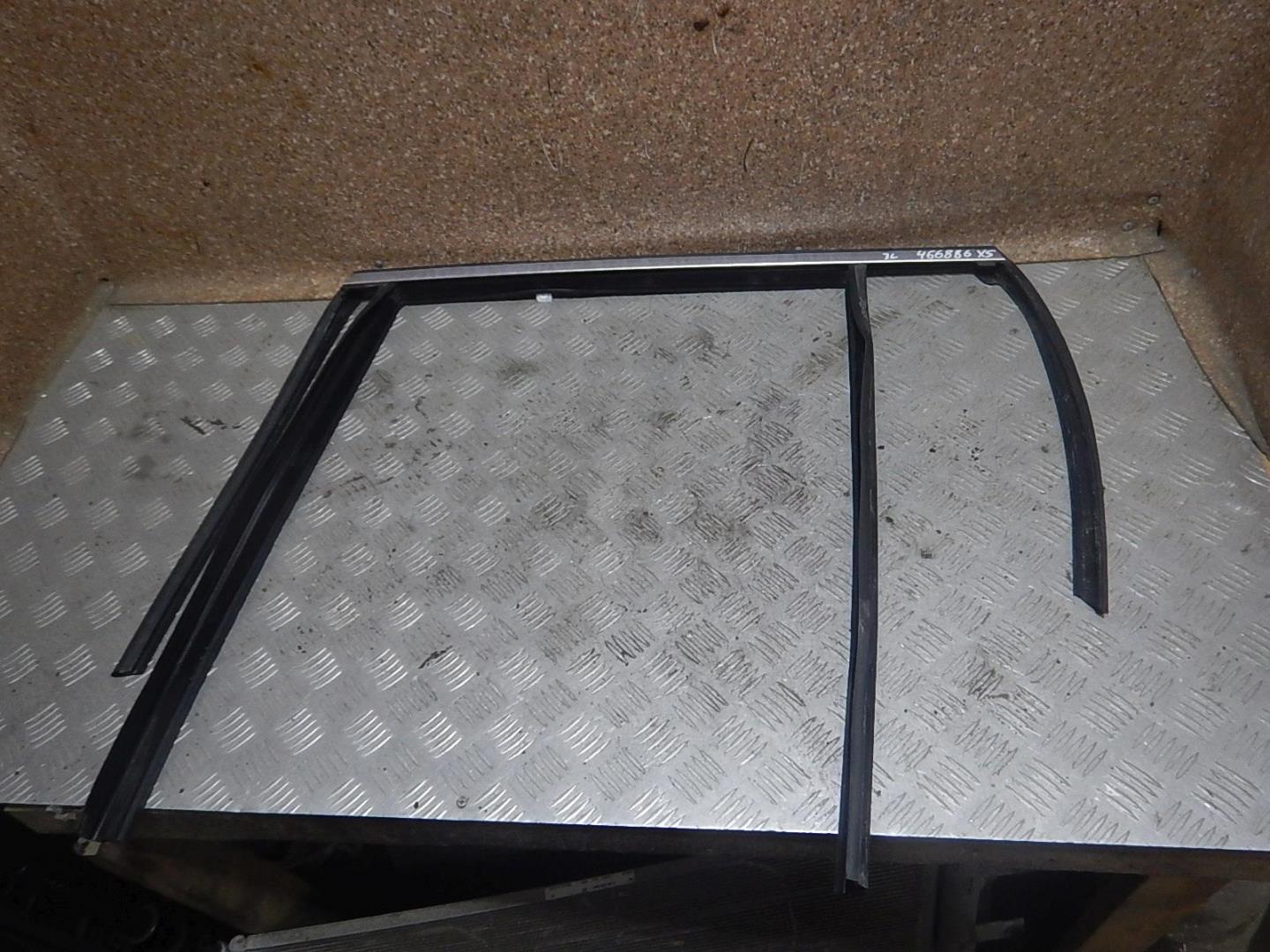 Уплотнитель стекла двери