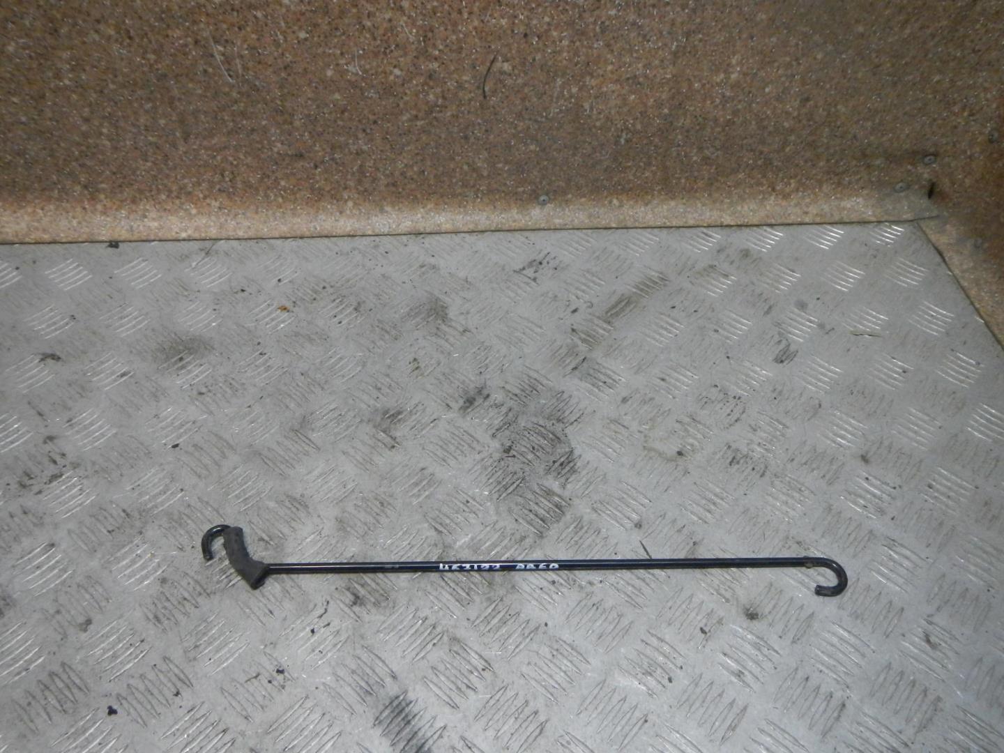 Фиксатор подставки капота