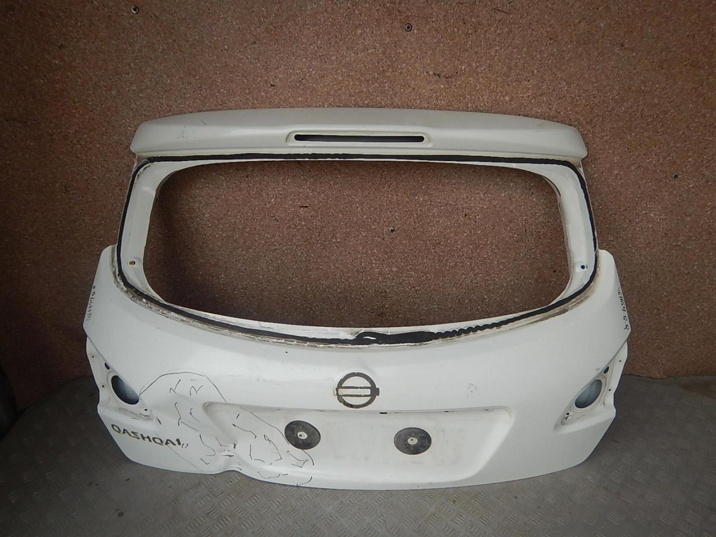 Дверь багажника