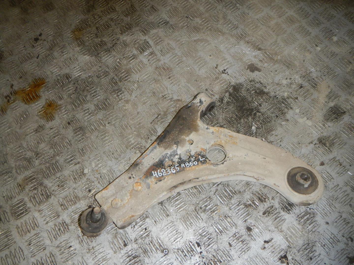 Рычаг передний левый