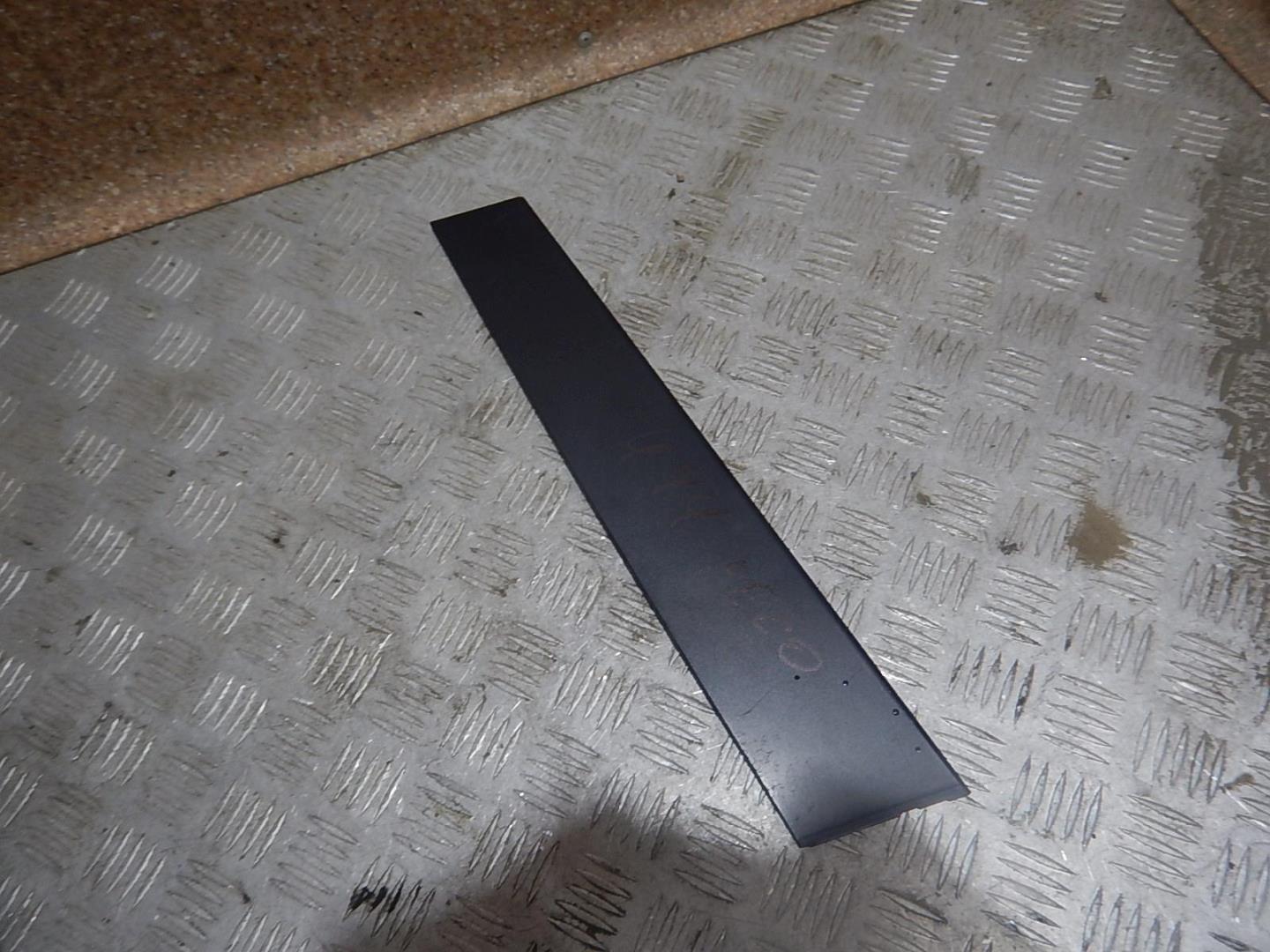 Накладка двери передней правой