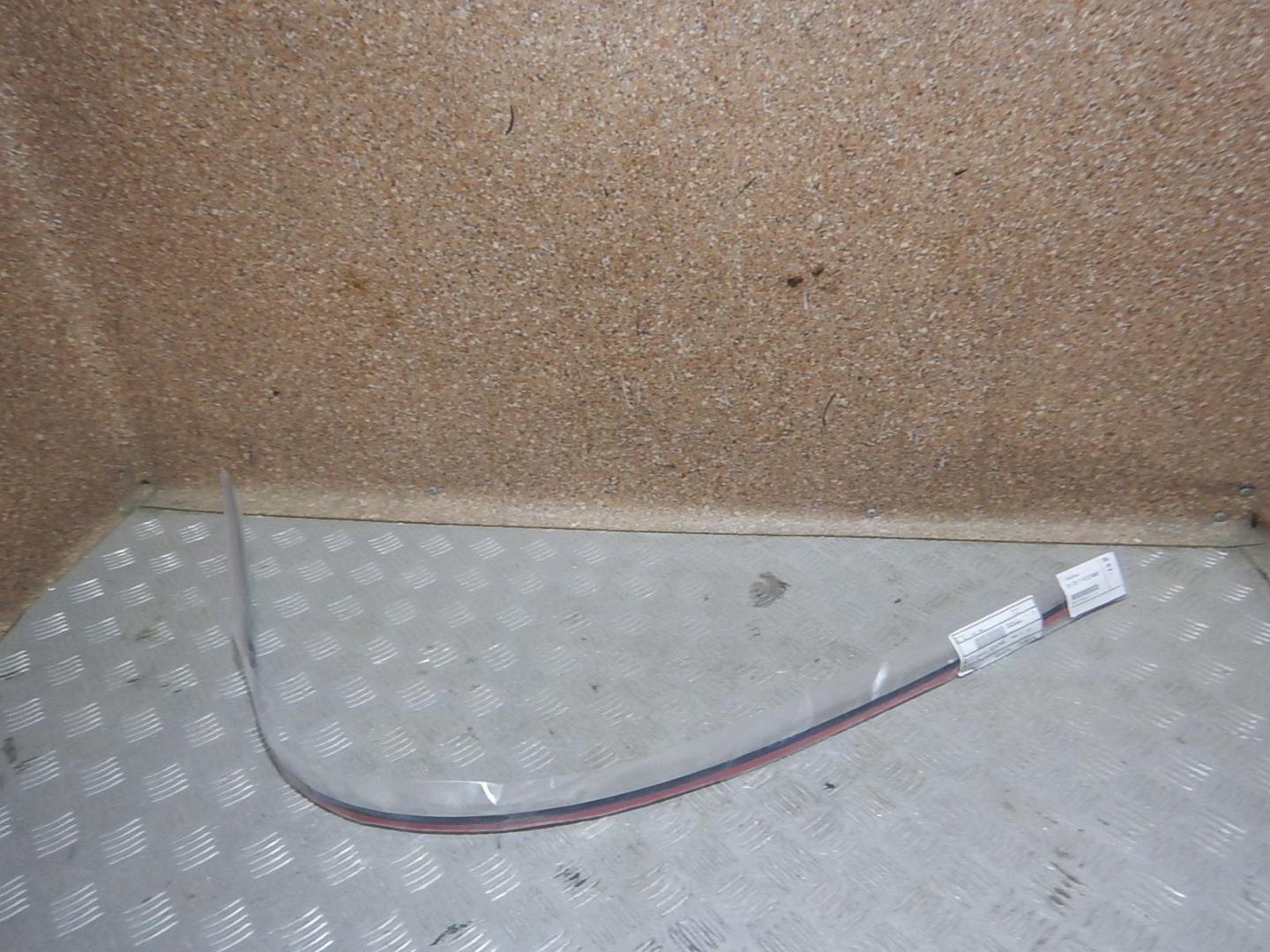 Молдинг лобового стекла