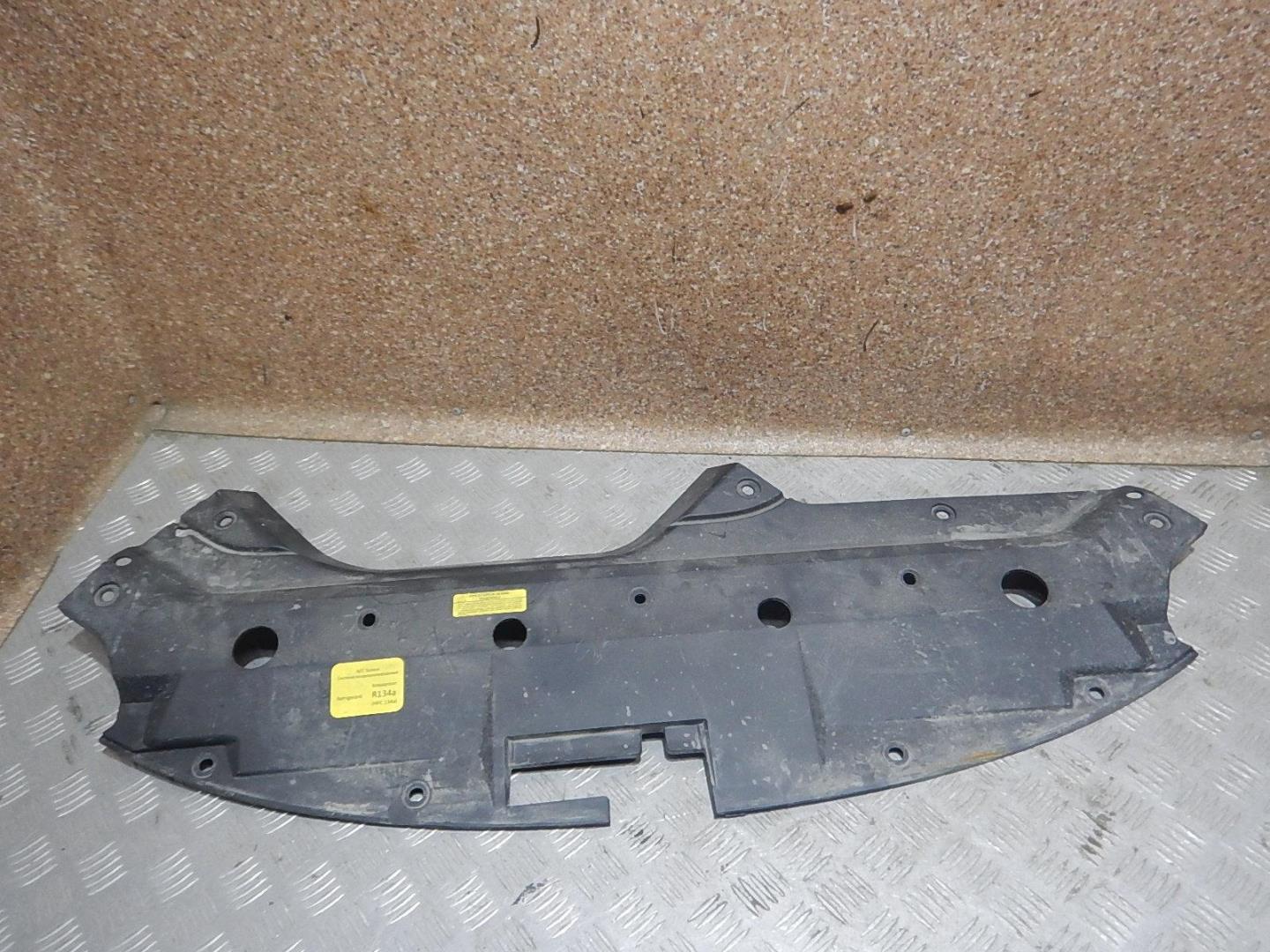 Кожух замка капота