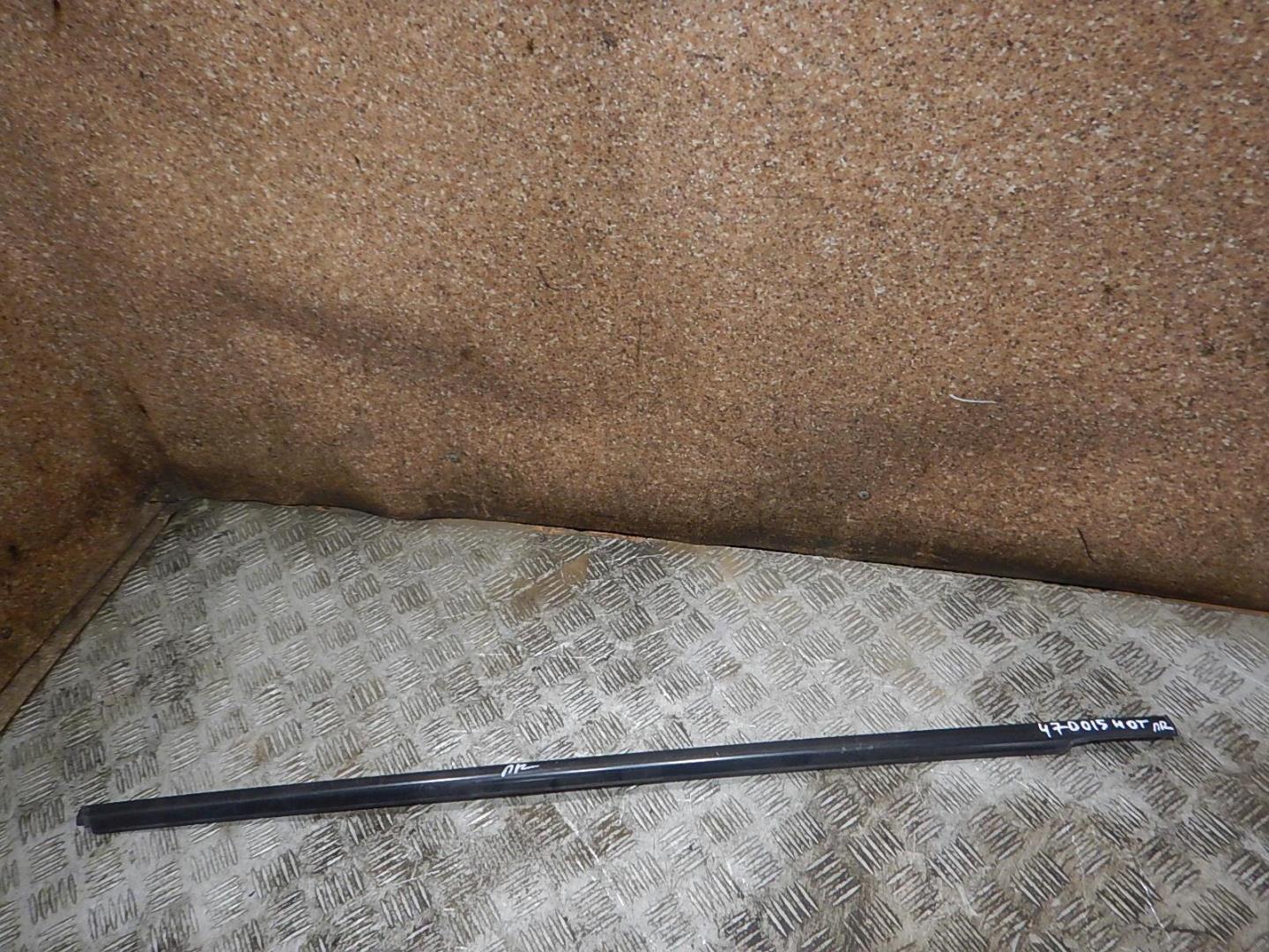 Накладка стекла переднего правого