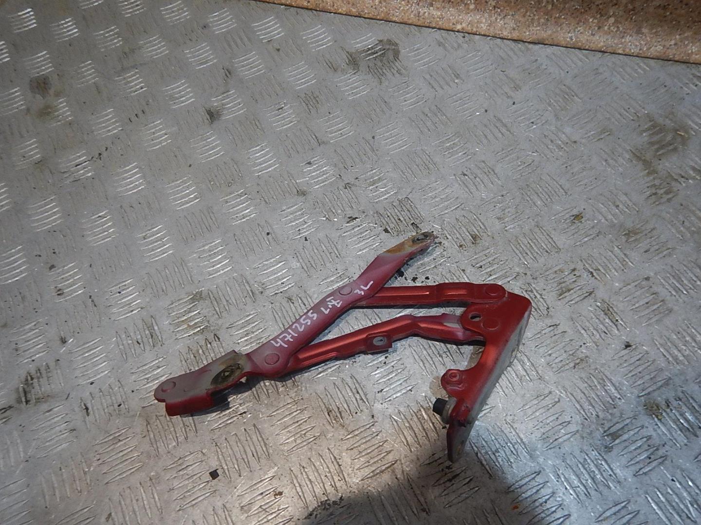 Петля крышки багажника