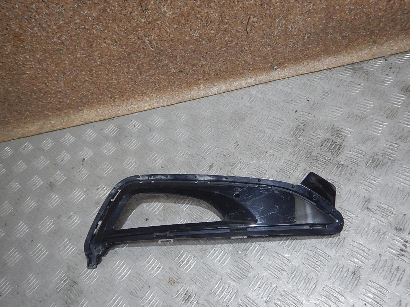 Рамка противотуманной фары правой