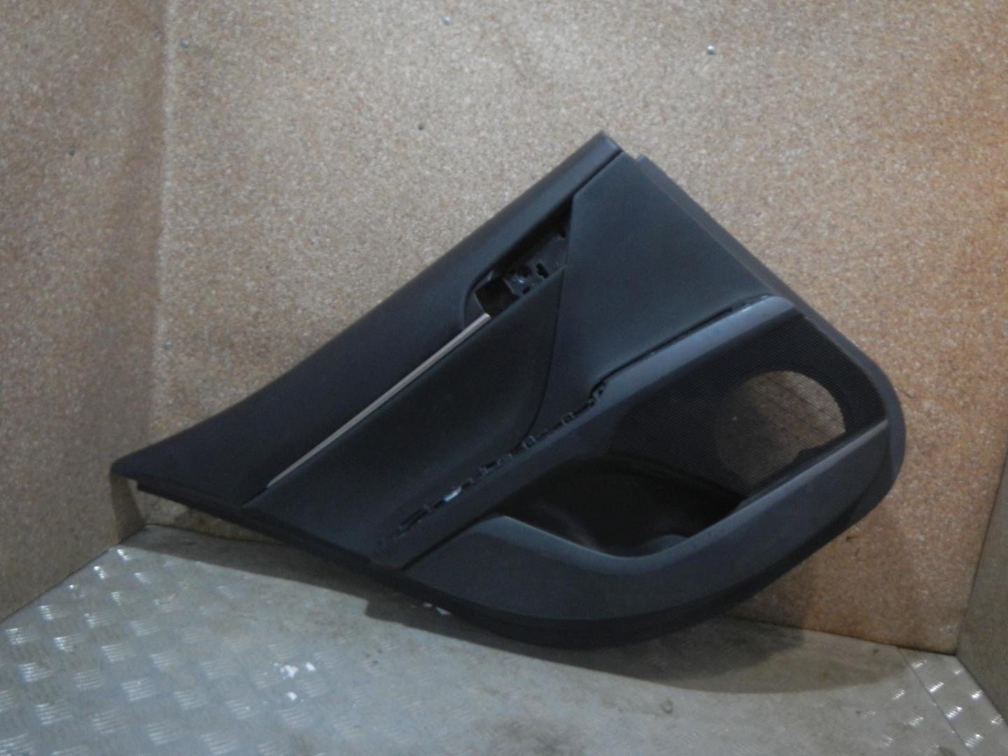 Обшивка двери задней левой