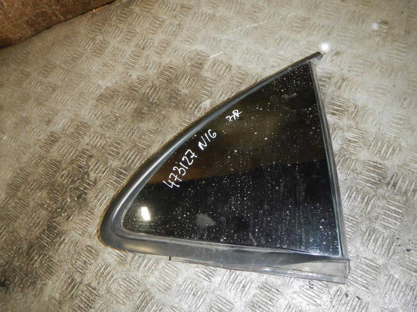 Стекло двери задней правой (форточка)