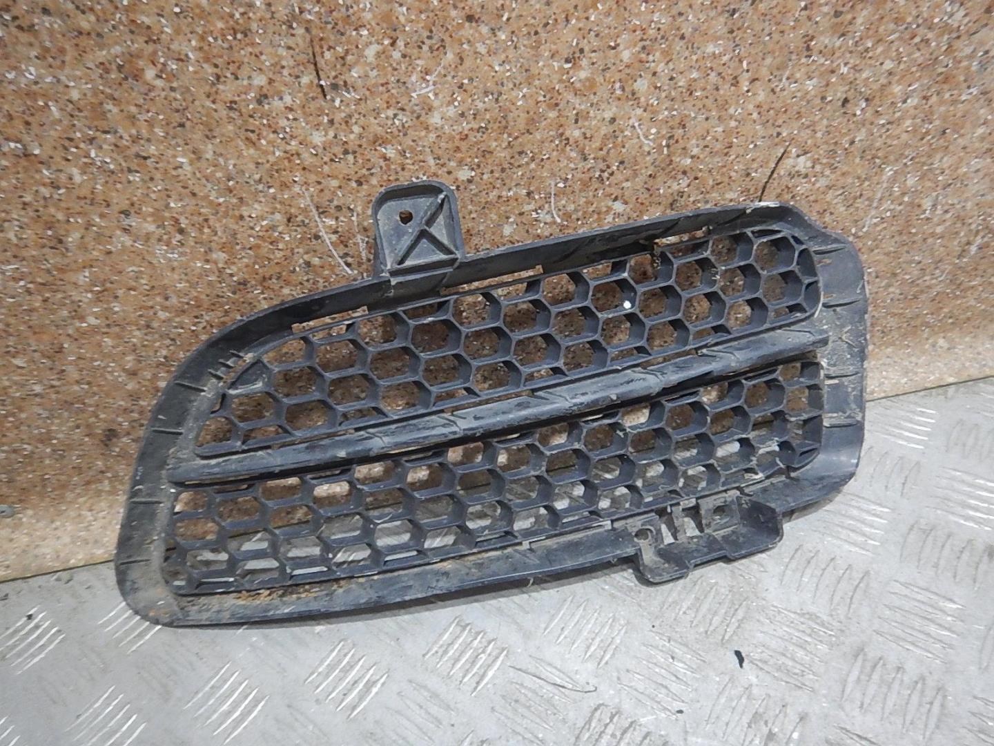Решетка в бампер левая