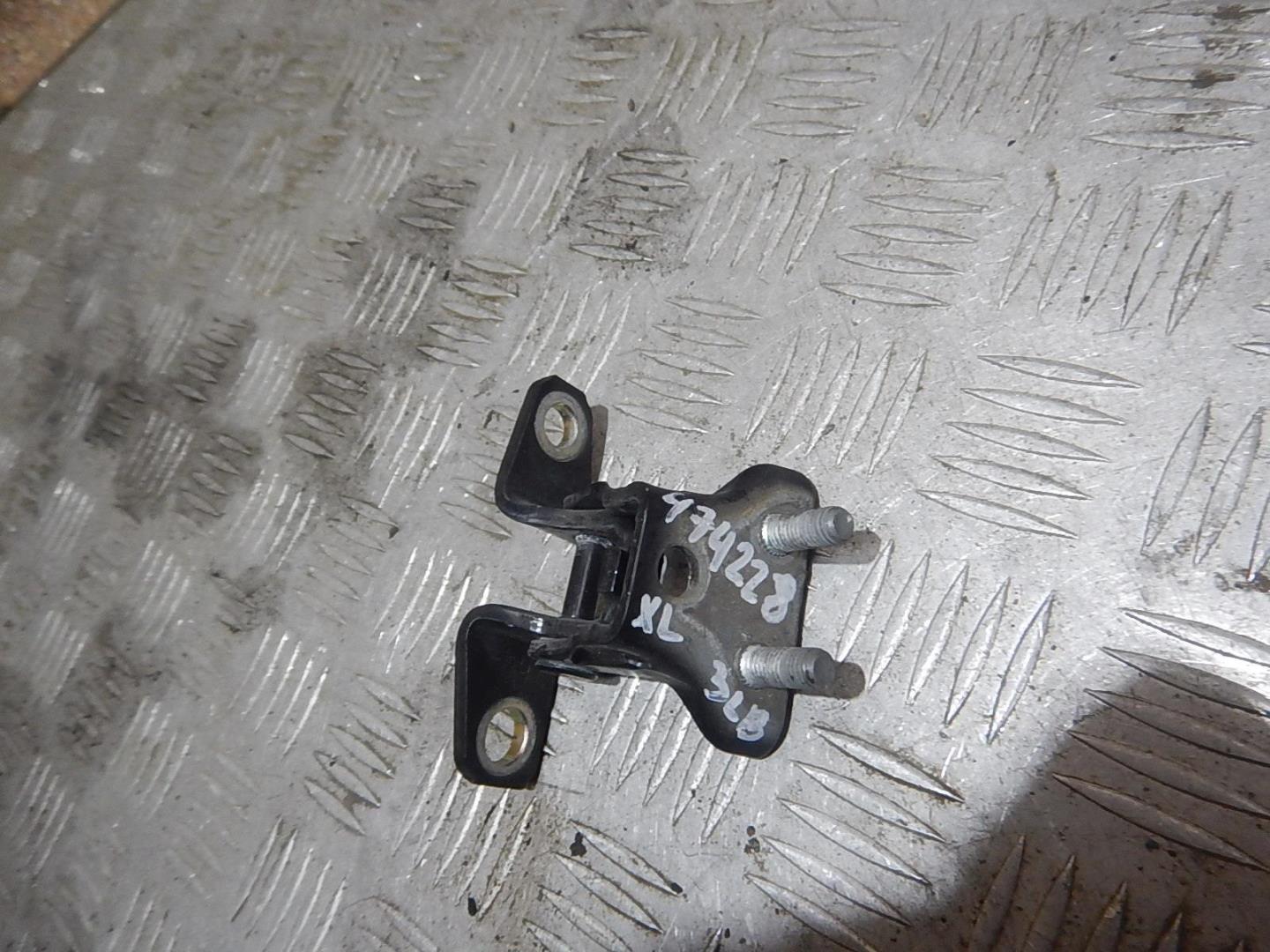 Петля двери задней левой верхняя