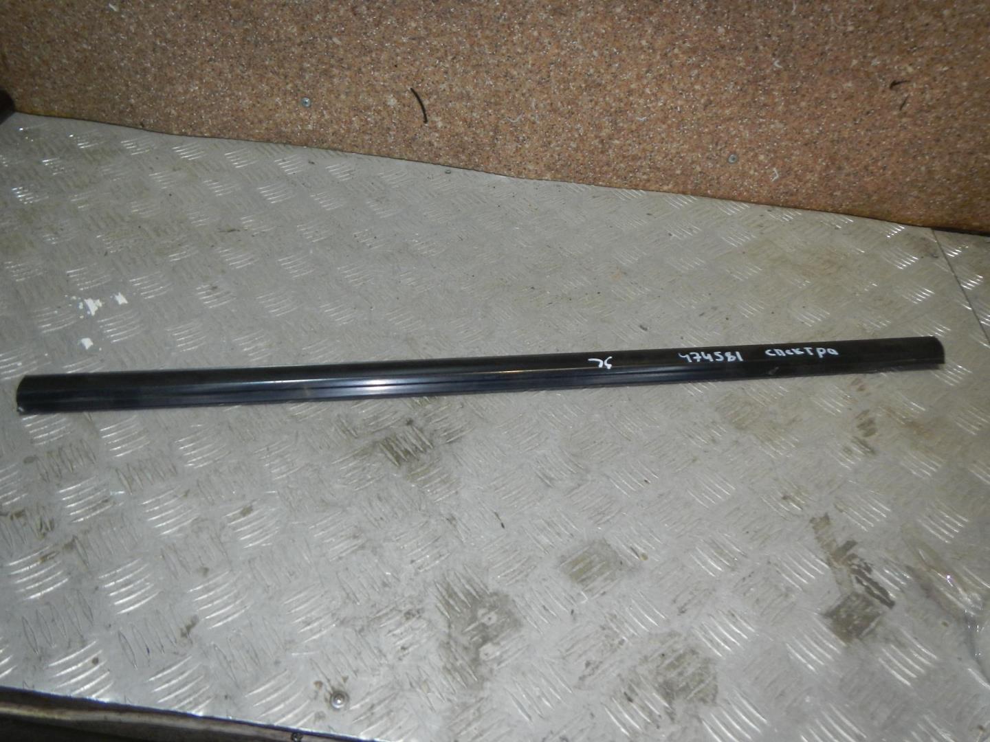 Накладка стекла заднего левого