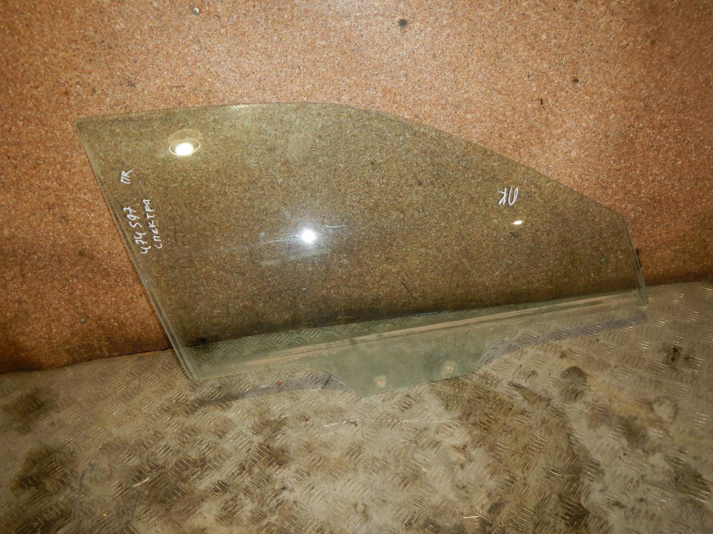 Стекло двери передней правой